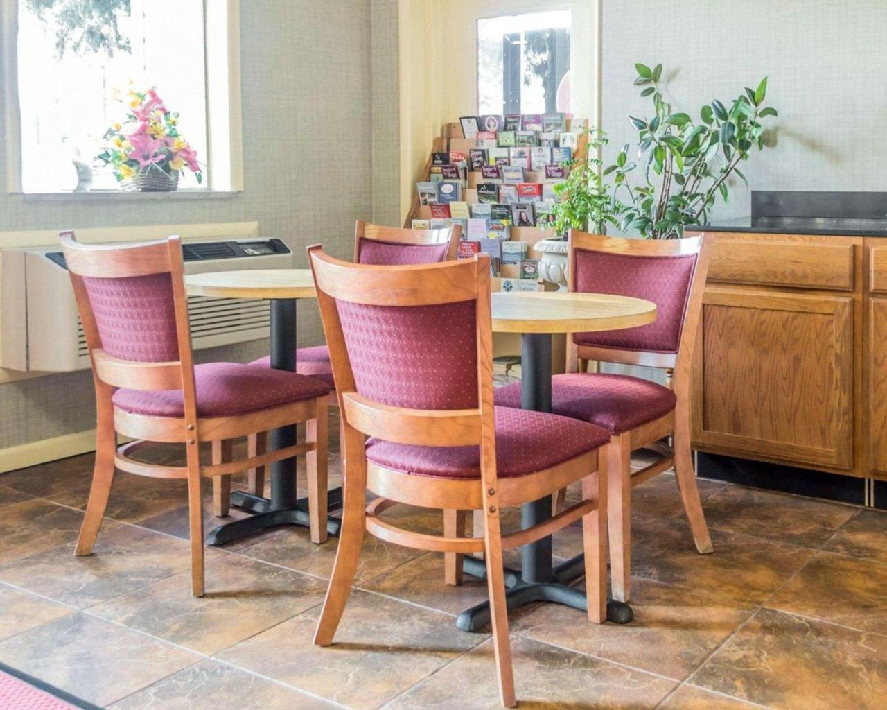 Econo Lodge Newton Falls Екстер'єр фото